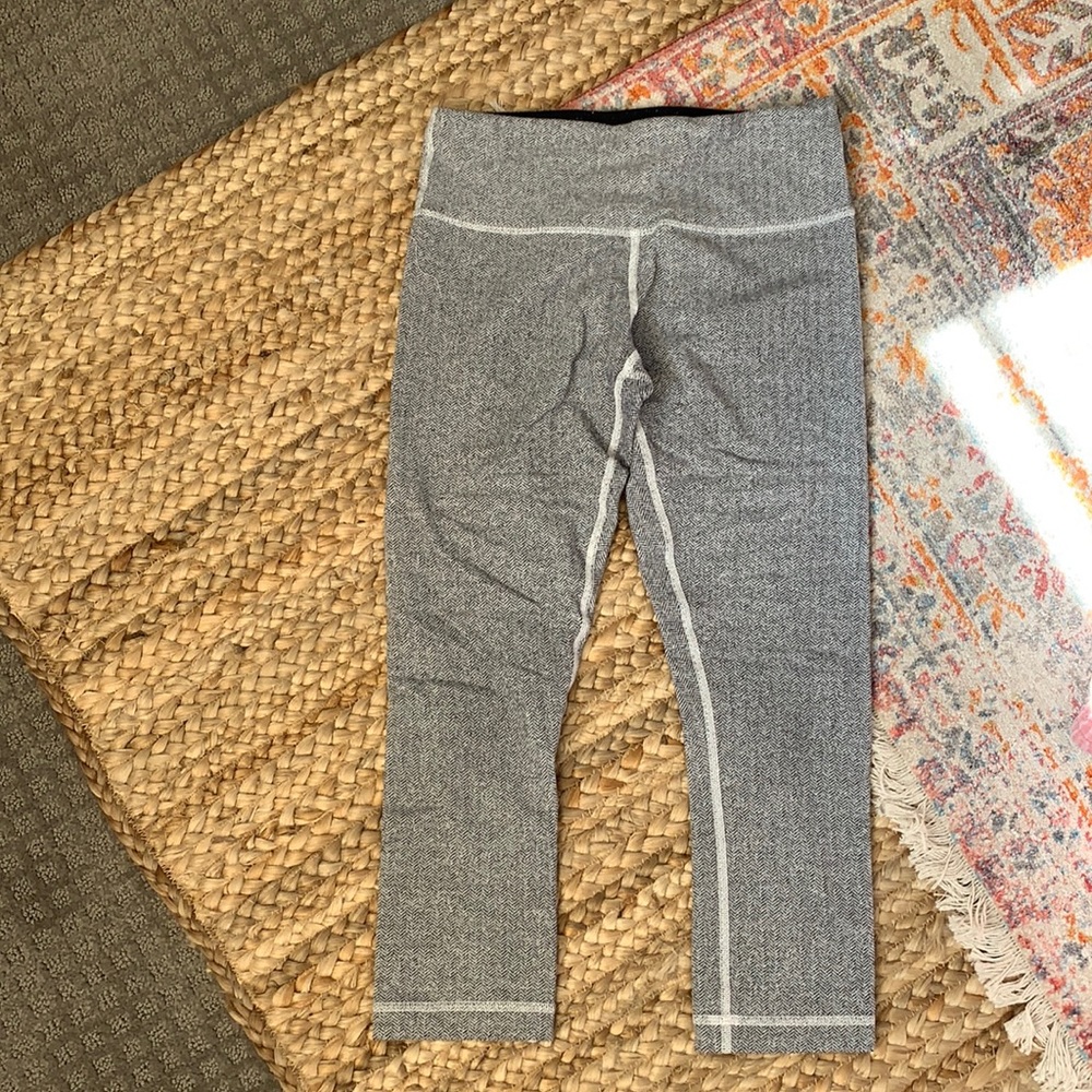 Lulu lemon grey leggings.